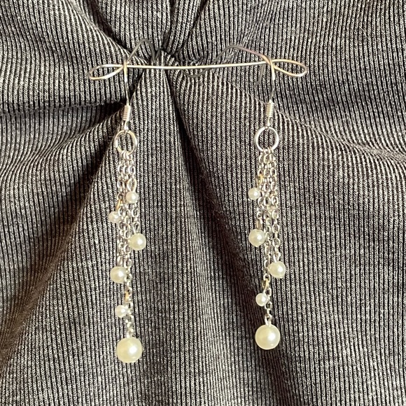 Handmade pearl dangle earrings - Picture 2 of 3